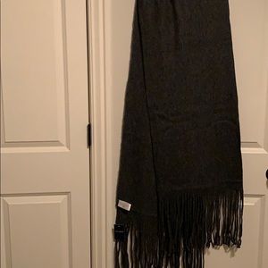 Lucky Brand Fringed Gray scarf